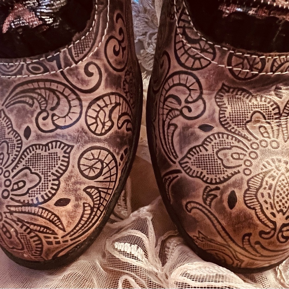 Socofy Vintage Etched Leather Heeled Oxfords - Picture 10 of 12